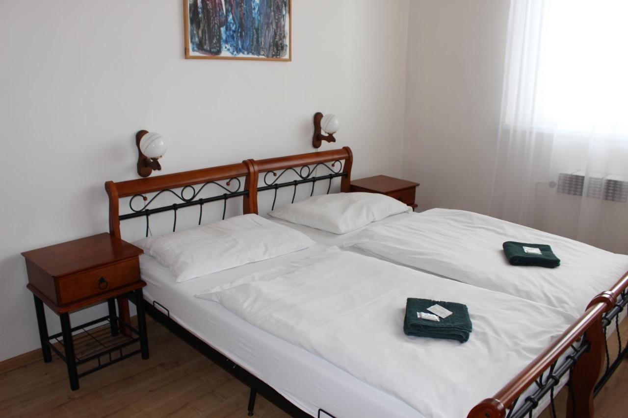 Hotel Cerny Kun Louny Kültér fotó